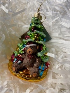 Teddybeer bij kerstboom